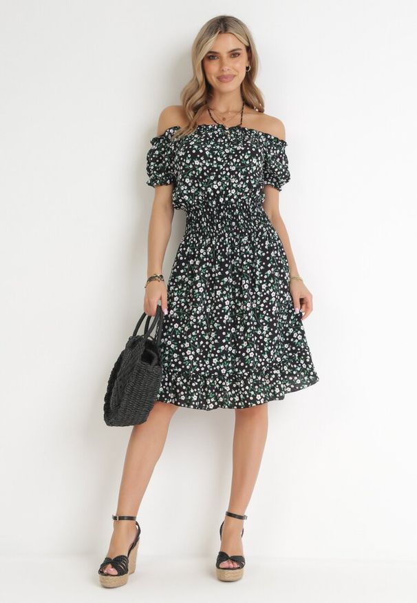 Born2be - Czarna Bawełniana Sukienka Hiszpanka w Kwiaty z Marszczoną Gumką w Talii Rosaliya. Typ kołnierza: dekolt hiszpanka. Kolor: czarny. Materiał: bawełna. Wzór: kwiaty