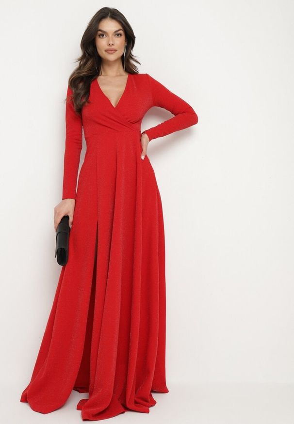 Born2be - Czerwona Rozkloszowana Sukienka z Dekoltem w Serek i Rozcięciem Zdobiona Metaliczną Nicią Emilandra. Typ kołnierza: dekolt w serek. Kolor: czerwony. Materiał: zamsz, materiał. Długość rękawa: długi rękaw. Wzór: aplikacja. Typ sukienki: kopertowe, rozkloszowane. Styl: klasyczny, elegancki, wizytowy