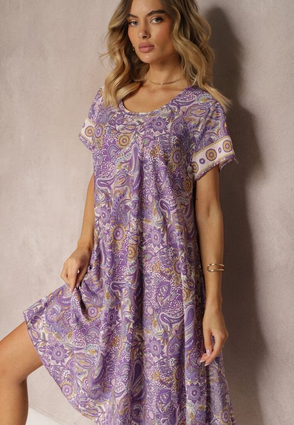 Renee - Fioletowa Sukienka Boho z Wiskozy z Cienkim Paskiem w Talii Rivasea. Kolor: fioletowy. Materiał: wiskoza. Długość rękawa: krótki rękaw. Wzór: paisley. Typ sukienki: rozkloszowane. Styl: boho