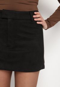 Born2be - Czarna Spódnica VICES Mini z Imitacji Zamszu Tavite. Okazja: na co dzień. Stan: podwyższony. Kolor: czarny. Materiał: zamsz. Styl: klasyczny, casual, elegancki #6