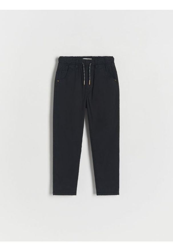 Reserved - Ocieplane spodnie regular - czarny. Kolor: czarny. Materiał: włókno, bawełna, tkanina. Wzór: gładki