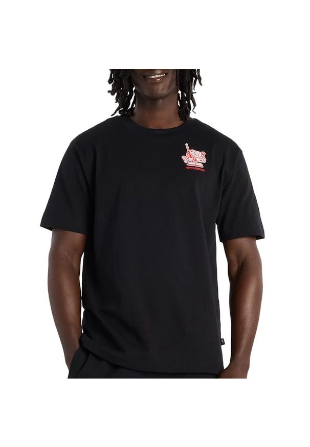 Koszulka męska New Balance MT61H51DBK - czarna. Kolor: czarny. Materiał: bawełna. Długość rękawa: krótki rękaw. Długość: krótkie. Wzór: kolorowy