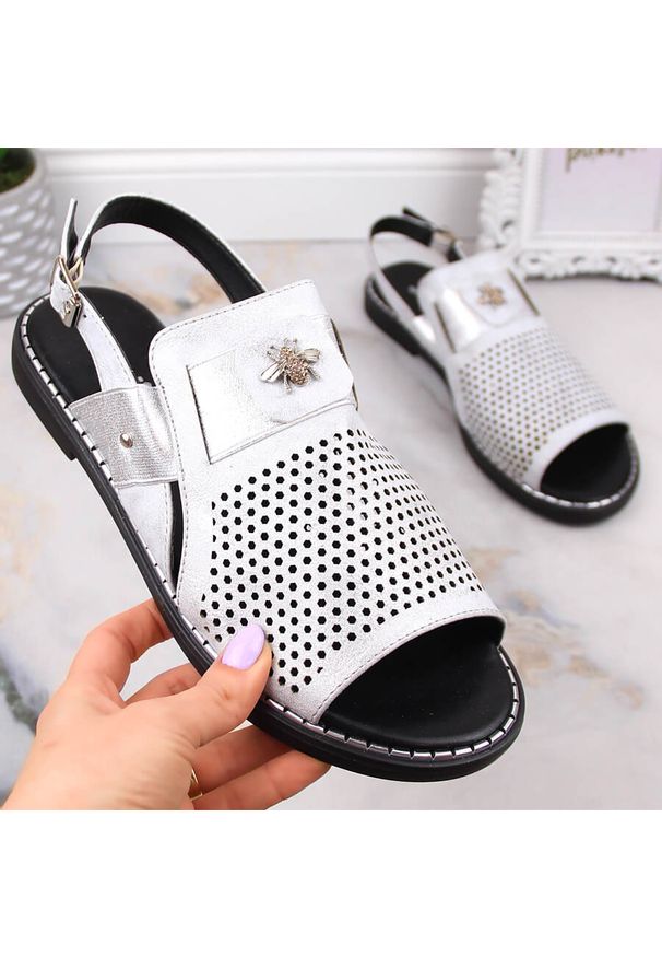 Sandały damskie płaskie srebrne Jezzi MR2266-3. Kolor: srebrny. Materiał: skóra ekologiczna