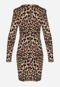Born2be - Ciemnobeżowa Marszczona Sukienka w Panterkę o Dopasowanym Kroju z Usztywnionymi Ramionami Tifitha. Kolor: beżowy. Materiał: skóra. Długość rękawa: długi rękaw. Wzór: motyw zwierzęcy. Styl: wizytowy, klasyczny, elegancki #5