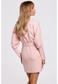 Sukienki.shop - Sukienka żakietowa kopertowa z paskiem w talii pudrowy róż. Okazja: na imprezę, do pracy. Kolor: różowy. Typ sukienki: kopertowe. Styl: wizytowy #2