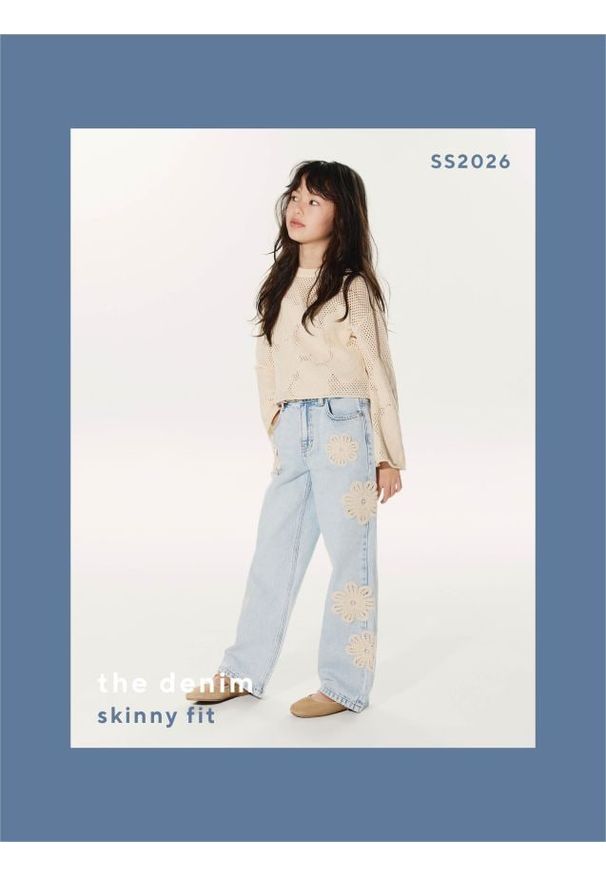 Reserved - Jeansy straight z aplikacjami - niebieski. Kolor: niebieski. Wzór: aplikacja