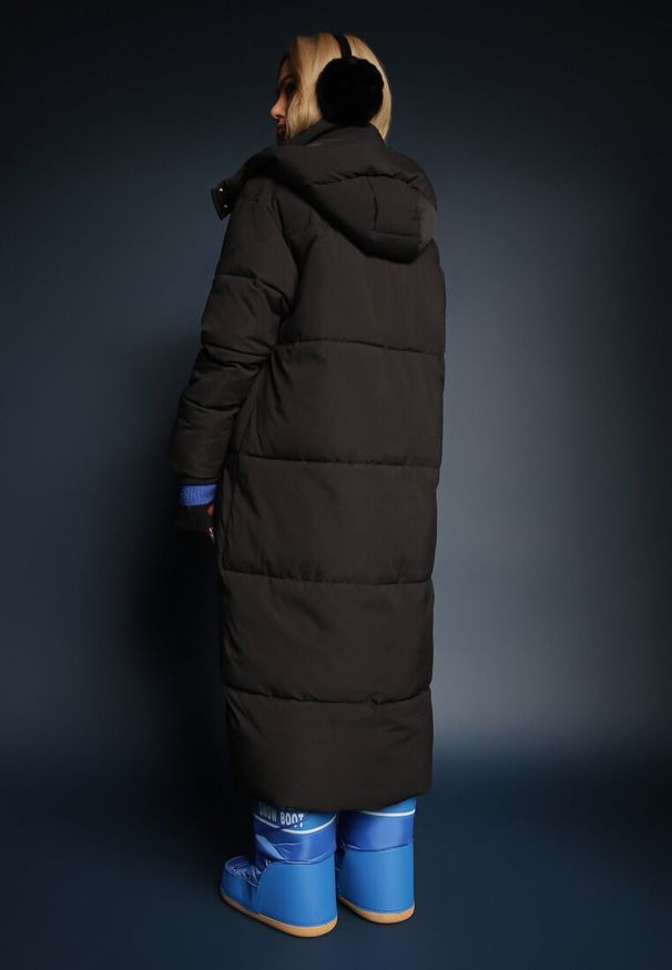 Renee - Czarna Długa Kurtka z Pikowaniem z Odpinanym Kapturem i Wsuwanymi Kieszeniami Daitras. Kolor: czarny. Długość: długie. Styl: elegancki