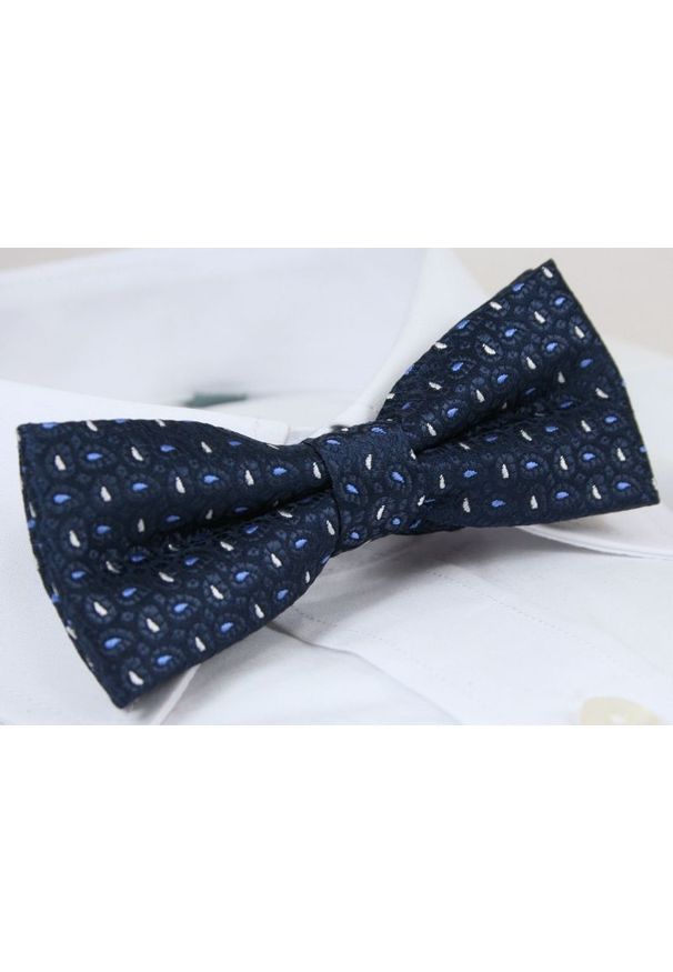 Elegancka Mucha Męska - Alties - Granat w Drobny Wzór. Kolor: niebieski. Wzór: paisley. Styl: elegancki
