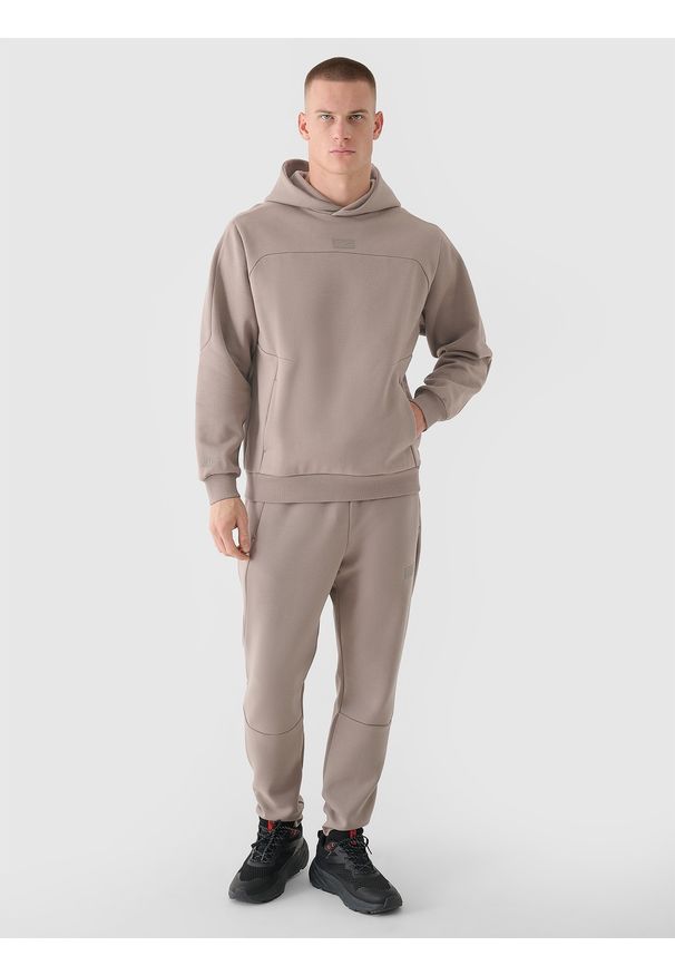 4f - 4F Spodnie dresowe joggery męskie 4F x Robert Lewandowski - beżowe XL. Kolor: beżowy. Materiał: dresówka. Wzór: ze splotem, aplikacja, gładki