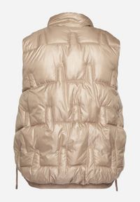 Born2be - Beżowa Kamizelka Pikowana z Wysokim Kołnierzem i Kieszeniami Irinae. Okazja: na co dzień, na spotkanie biznesowe. Kolor: beżowy. Materiał: jeans. Styl: biznesowy, casual #6