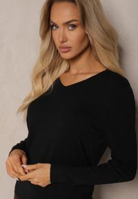 Renee - Czarny Minimalistyczny Sweter z Dekoltem w Kształcie Litery V Sinovae. Okazja: na co dzień. Typ kołnierza: dekolt w kształcie V. Kolor: czarny. Materiał: jeans. Styl: elegancki, casual #4