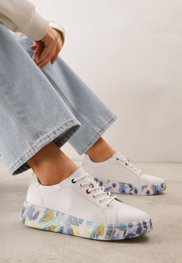 Renee - Białe Skórzane Sneakersy na Plaformie w Pióra z Perforacją Tidessa. Okazja: na co dzień. Kolor: biały. Materiał: skóra. Wzór: aplikacja