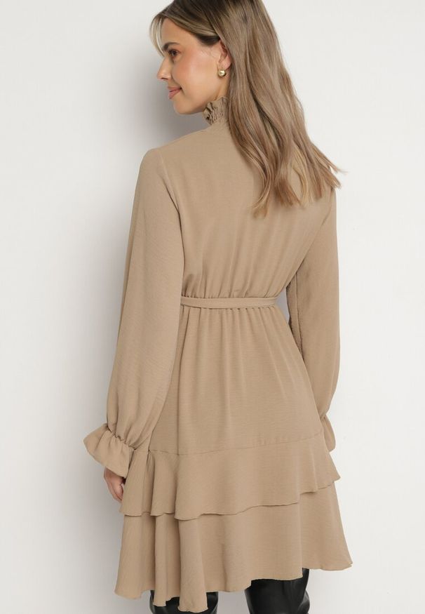 Born2be - Ciemnobeżowa Sukienka z Falbanami i Marszczonym Golfem z Dodatkowym Wiązanym Paskiem Savelina. Okazja: na imprezę. Typ kołnierza: golf. Kolor: beżowy. Typ sukienki: rozkloszowane. Styl: klasyczny, elegancki