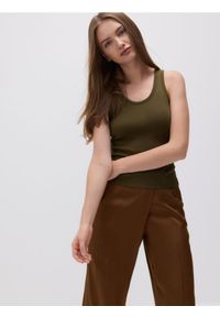 Reserved - Bawełniany top - oliwkowy. Kolor: oliwkowy. Materiał: bawełna #1