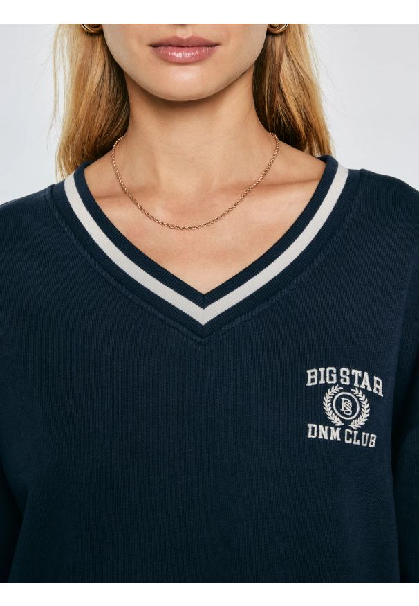 Big-Star - Bluza damska w stylu college z haftem z dekoltem v-neck granatowa Gabriella 403. Kolor: niebieski. Materiał: dzianina. Wzór: haft