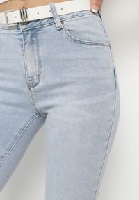 Born2be - Jasnoniebieskie Jeansy z Bawełną i Efektem Push Up o Dopasowanym Kroju Flortebia. Okazja: na co dzień. Kolor: niebieski. Styl: elegancki, casual #6