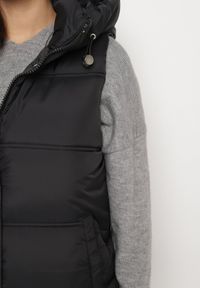 Born2be - Czarna Kamizelka Pikowana z Ozdobnym Suwakiem z Kapturem Fortisse. Okazja: na co dzień, na spotkanie biznesowe. Typ kołnierza: kaptur. Kolor: czarny. Styl: biznesowy, klasyczny, casual, elegancki #5