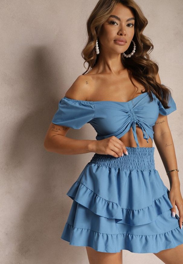Renee - Niebieski Komplet z Bawełną Spódnica z Gumką w Talii i Falbanką Bluzka Typu Hiszpanka Testalani. Kolor: niebieski. Materiał: bawełna