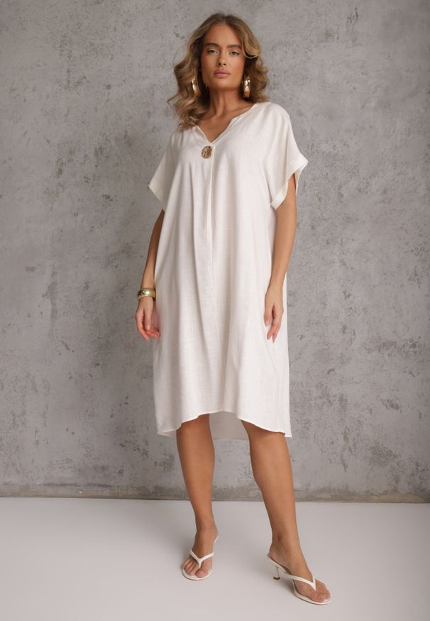 Renee - Biała Sukienka o Pudełkowym Kroju z Lnem i Wiskozą Zdobiona Guzikiem Mezynore. Kolekcja: plus size. Kolor: biały. Materiał: wiskoza, len. Wzór: aplikacja. Typ sukienki: dla puszystych. Styl: boho, wakacyjny