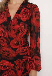 Born2be - Czerwona Kopertowa Sukienka z Marszczeniami i Falbanką w Kwiatowy Wzór Ceatera. Typ kołnierza: dekolt w serek. Kolor: czerwony. Wzór: kwiaty. Typ sukienki: kopertowe #3