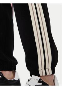 Guess Spodnie dresowe V5BB17 KCX52 Czarny Regular Fit. Kolor: czarny. Materiał: syntetyk #3