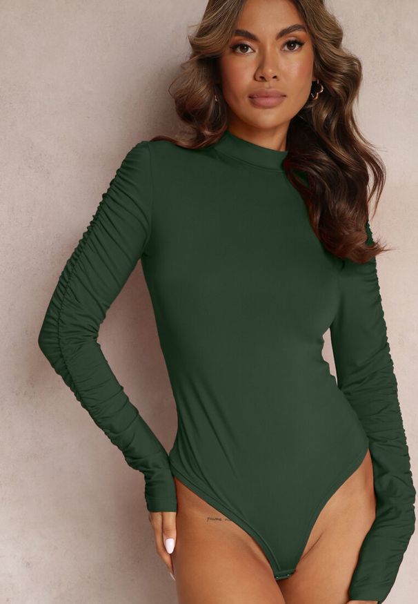 Renee - Zielone Body z Długimi Marszczonymi Rękawami Pinna. Typ kołnierza: kołnierzyk stójkowy. Kolor: zielony. Materiał: dzianina. Długość: długie. Styl: klasyczny, elegancki