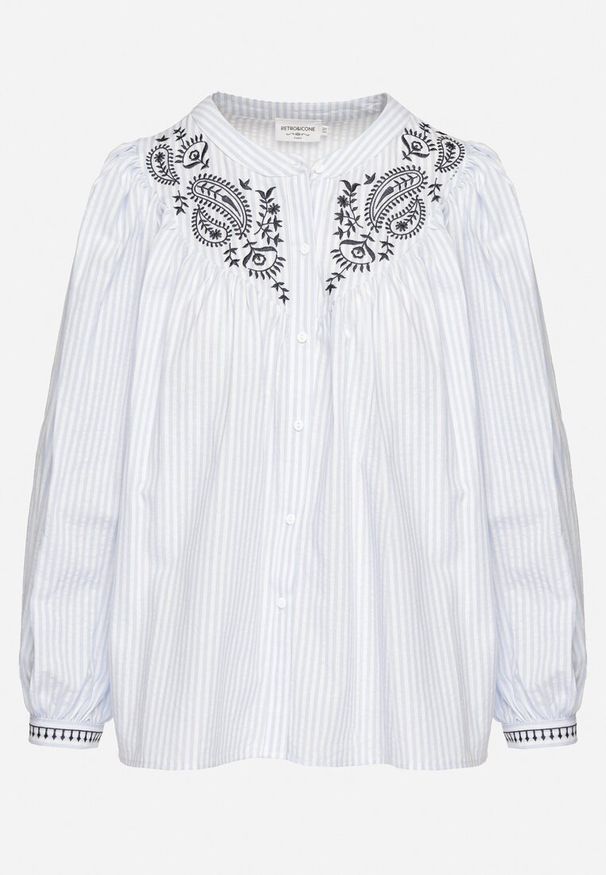 Born2be - Jasnoniebieska Bawełniana Koszula Ozdobiona Haftem Velretia. Okazja: na co dzień, do pracy. Kolor: niebieski. Materiał: bawełna. Długość rękawa: długi rękaw. Długość: długie. Wzór: aplikacja, haft. Styl: casual, elegancki, klasyczny