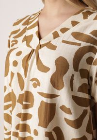 Born2be - Beżowa Pudełkowa Sukienka z Wiskozy z Dekoltem w Serek w Abstrakcyjny Wzór Cresom. Okazja: na co dzień. Typ kołnierza: dekolt w serek. Kolekcja: plus size. Kolor: beżowy. Materiał: wiskoza. Sezon: lato. Typ sukienki: dla puszystych, proste. Styl: casual #4