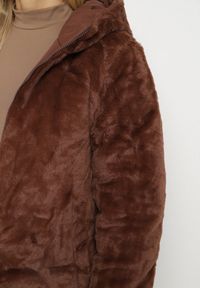 Born2be - Brązowa Długa Kurtka Dwustronna z Pikowanymi Przeszyciami i Kapturem Olidia. Okazja: na spacer, na co dzień. Kolor: brązowy. Materiał: dzianina, jeans, futro, poliester. Długość: długie. Styl: casual, elegancki #6