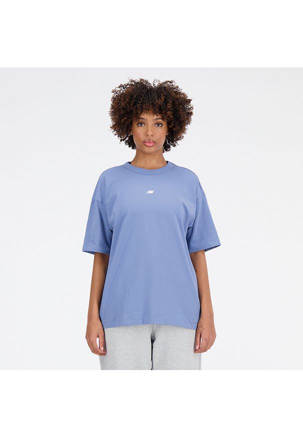 Koszulka damska New Balance WT33510MYL – niebieska. Kolor: niebieski. Materiał: materiał, bawełna, dresówka. Długość rękawa: krótki rękaw. Długość: krótkie. Wzór: napisy