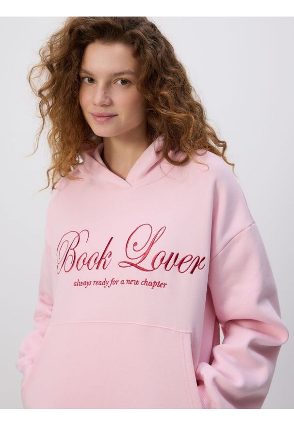 Reserved - Bluza z haftowanym napisem - pastelowy róż. Kolor: różowy. Materiał: bawełna. Wzór: napisy, haft