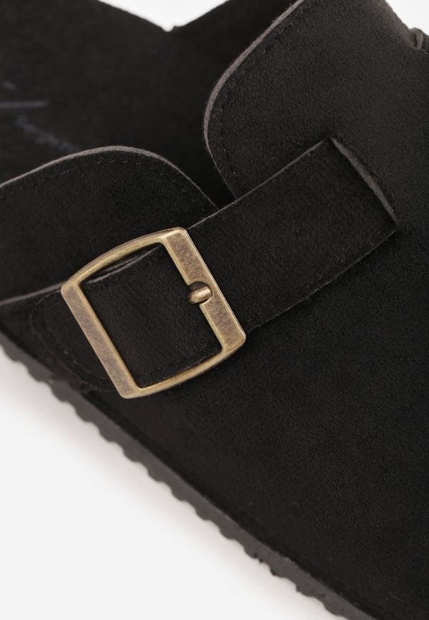 Renee - Czarne Klapki Chodaki Ozdobione Paskiem z Klamrą Ploraria. Okazja: na co dzień. Kolor: czarny. Materiał: jeans. Wzór: aplikacja. Styl: casual, retro