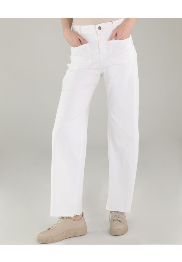 Unisono - JEANSY Z POSTRZĘPIONYMI NOGAWKAMI 42-8051-1 BIANCO. Materiał: jeans