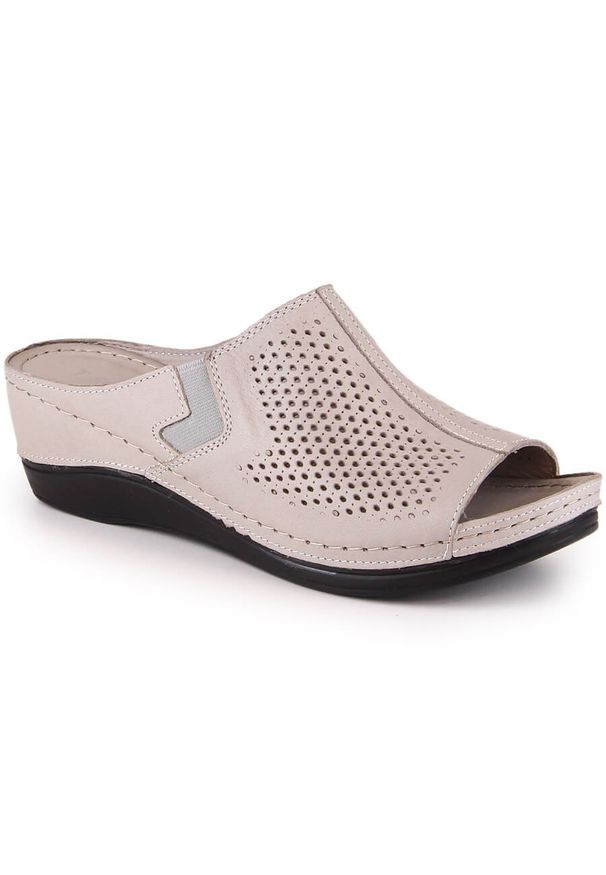 Skórzane klapki damskie na koturnie z gumką T.Sokolski L26-157. Materiał: skóra. Obcas: na koturnie