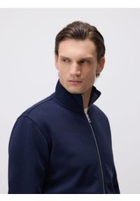 Reserved - Gładka bluza ze stójką - granatowy. Typ kołnierza: kołnierzyk stójkowy. Kolor: niebieski. Materiał: bawełna, dzianina. Wzór: gładki