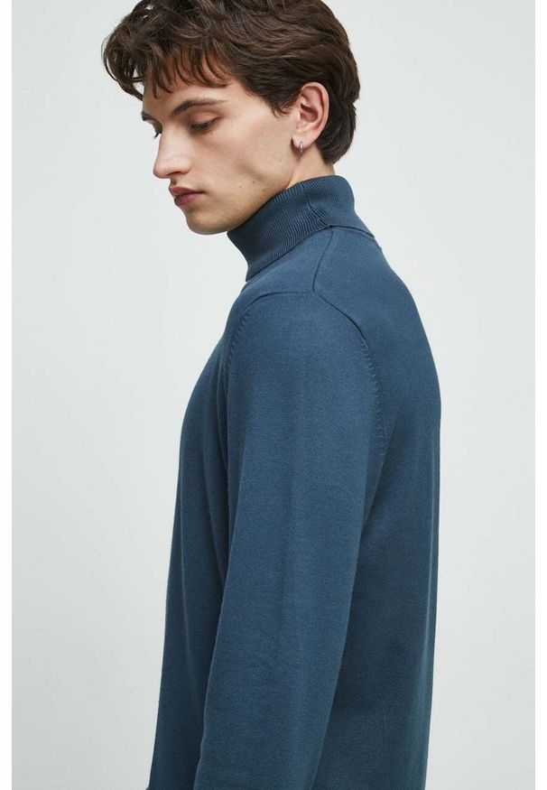 medicine - Medicine sweter męski kolor turkusowy lekki z golferm. Typ kołnierza: golf. Kolor: turkusowy. Materiał: dzianina. Długość rękawa: długi rękaw. Długość: długie. Wzór: gładki