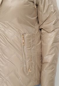 Born2be - Ciemnobeżowa Kurtka Pikowana z Odpinanym Kapturem Marinos. Kolekcja: plus size. Kolor: beżowy. Styl: elegancki #6