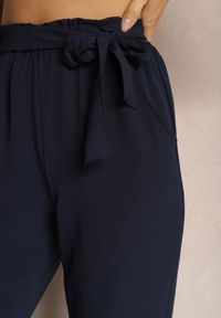 Renee - Granatowe Spodnie Regular z Wiązaniem w Pasie Dastaria. Kolor: niebieski. Materiał: tkanina. Sezon: lato #5