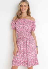 Born2be - Różowa Bawełniana Sukienka Hiszpanka w Kwiaty z Marszczoną Gumką w Talii Rosaliya. Typ kołnierza: dekolt hiszpanka. Kolor: różowy. Materiał: bawełna. Wzór: kwiaty #2