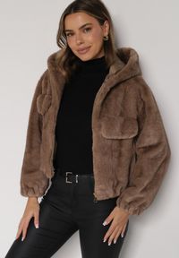 Born2be - Jasnobrązowa Futrzana Kurtka Bomberka z Kapturem i Ozdobną Imitacją Kieszeni Awedalia. Okazja: na co dzień. Typ kołnierza: kaptur. Kolor: brązowy. Materiał: futro. Wzór: aplikacja. Styl: klasyczny, casual, elegancki #5