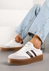 Renee - Biało-Bordowe Sneakersy na Kauczukowej Podeszwie Ozdobione Paskami Nilimea. Okazja: na co dzień. Zapięcie: pasek. Kolor: biały. Materiał: kauczuk. Wzór: aplikacja #4