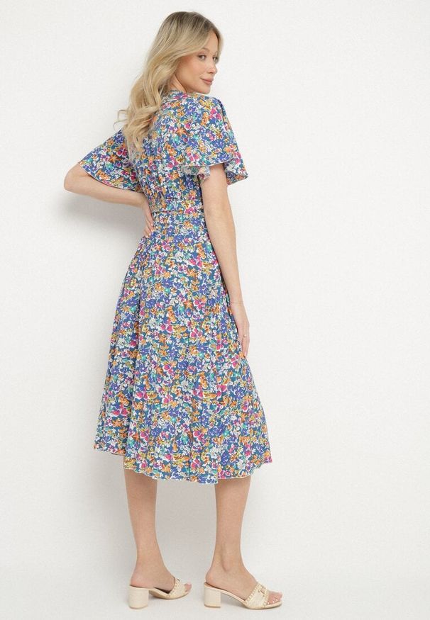 Born2be - Niebieska Rozkloszowana Sukienka w Kwiaty z Kopertowym Dekoltem Plisowana Lanasira. Kolor: niebieski. Wzór: kwiaty. Typ sukienki: kopertowe