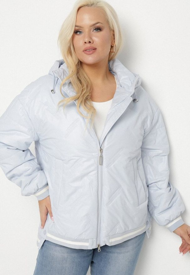 Born2be - Jasnoniebieska Kurtka Pikowana z Odpinanym Kapturem i Ozdobnymi Ściągaczami Dorseli. Okazja: na co dzień. Kolor: niebieski. Materiał: jeans. Wzór: aplikacja. Styl: elegancki, casual