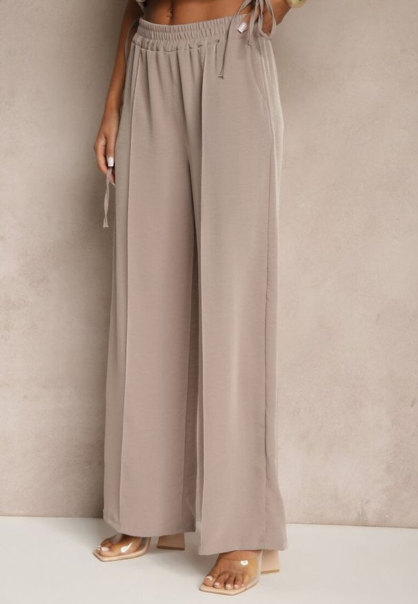 Renee - Jasnobrązowy Komplet Spodnie o Szerokim Kroju i Kopertowa Bluzka ze Ściągaczem Reavilora. Kolor: brązowy. Wzór: kwiaty