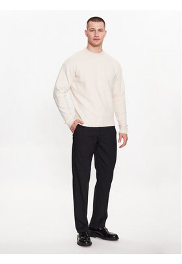 Calvin Klein Sweter K10K110401 Beżowy Regular Fit. Kolor: beżowy. Materiał: syntetyk