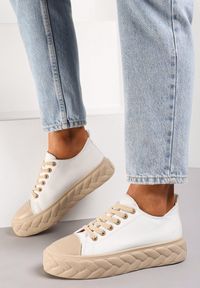 Renee - Biało-Beżowe Trampki Diomantinos. Kolor: biały. Materiał: jeans, dresówka, materiał. Wzór: geometria. Obcas: na platformie