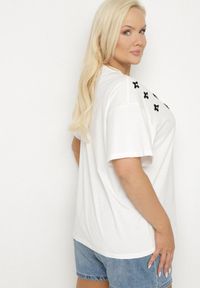 Born2be - Biały T-shirt z Bawełny Ozdobiony Cyrkoniami i Haftami Firarette. Okazja: na co dzień. Kolor: biały. Materiał: bawełna. Wzór: aplikacja, haft. Styl: klasyczny, casual #3