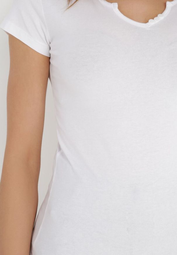 Born2be - Biały T-shirt Aerippe. Kolor: biały. Materiał: jeans, bawełna, dzianina. Długość rękawa: krótki rękaw. Długość: krótkie. Wzór: gładki, aplikacja. Styl: klasyczny