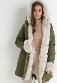 Born2be - Ciemnozielona Kurtka Parka z Futerkiem Koni. Kolor: zielony. Materiał: futro. Sezon: zima, jesień #1