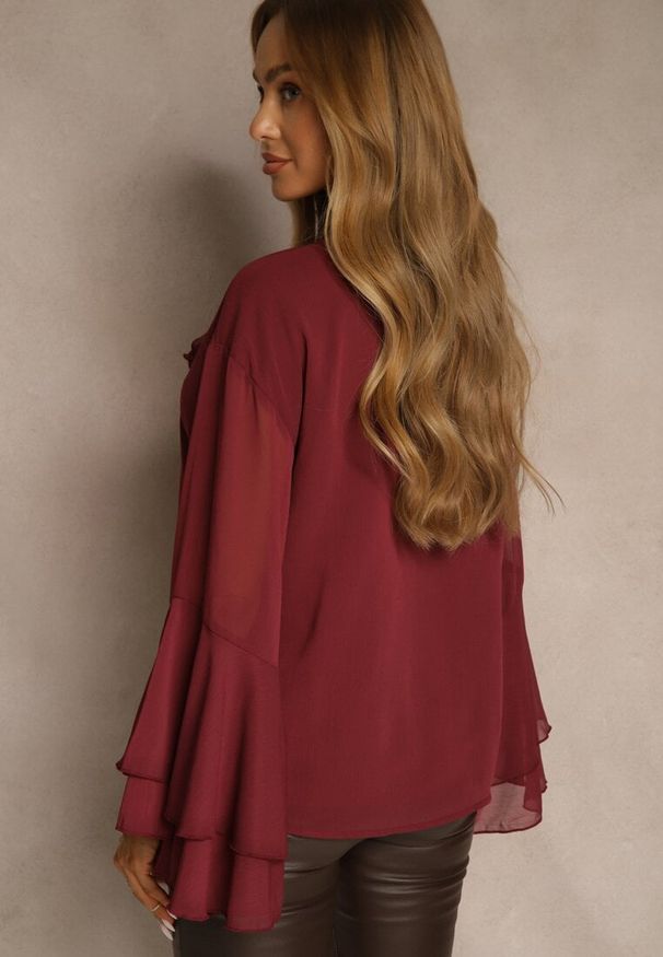 Renee - Bordowa Rustykalna Bluzka Zdobiona Falbankami i Wiązaniem przy Dekolcie Nerianna. Okazja: na co dzień. Typ kołnierza: kołnierz z falbankami. Kolor: czerwony. Materiał: tkanina. Wzór: aplikacja. Styl: casual